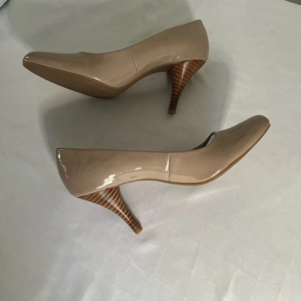 Bandolino Women's Pointy Toe 3.5” Stiletto Heel Pump Size 9 Beige‎ Bd courteous